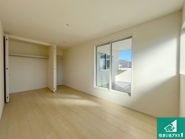 赤穂市板屋町　第2期　新築一戸建ての洋室|寝室は心地よい眠りについてもらいたくて、シンプルかつ開放的な空間な設計にしています！大きな窓から差し込む日が心地いいです♪