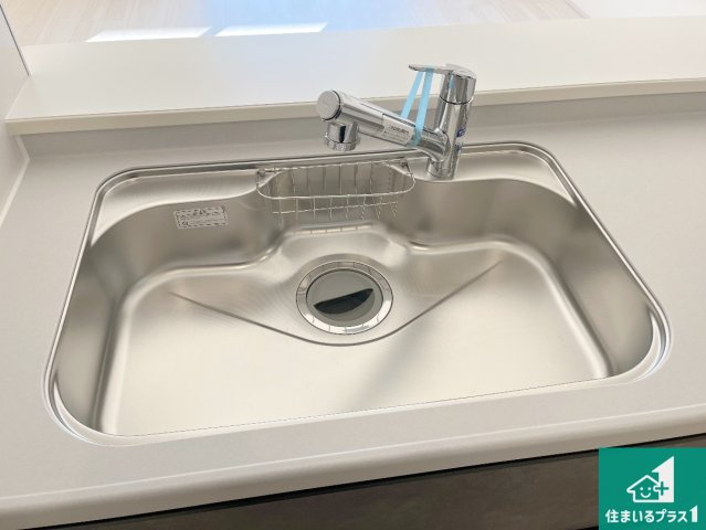 赤穂市板屋町　第2期　新築一戸建ての設備|蛇口の先端に浄水器を内蔵しています！原水と浄水、お湯と冷水、シャワーの切替えがワンタッチなので用途によって使い分けられます。