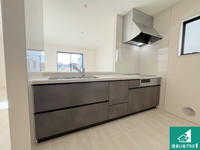 赤穂市板屋町　第2期　新築一戸建てのキッチン|明るいリビングで朝の目覚めもスッキリできそう！対面キッチンでご家族のコミュニケーションも自然と増える設計！小さなお子様が遊ぶスペースを作っても広々とくつろげるLDK！