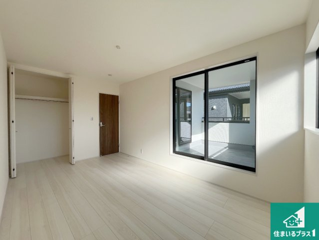 赤穂市板屋町　第2期　新築一戸建ての洋室|寝室は心地よい眠りについてもらいたくて、シンプルかつ開放的な空間な設計にしています！大きな窓から差し込む日が心地いいです♪
