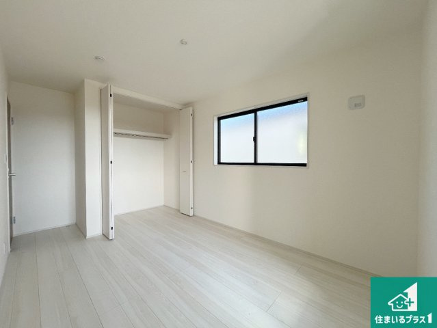 赤穂市板屋町　第2期　新築一戸建ての洋室|収納スペースが充実しているので子供の成長に合わせてたくさん収納ができます！家族構成に合わせた様々な活用ができる収納！