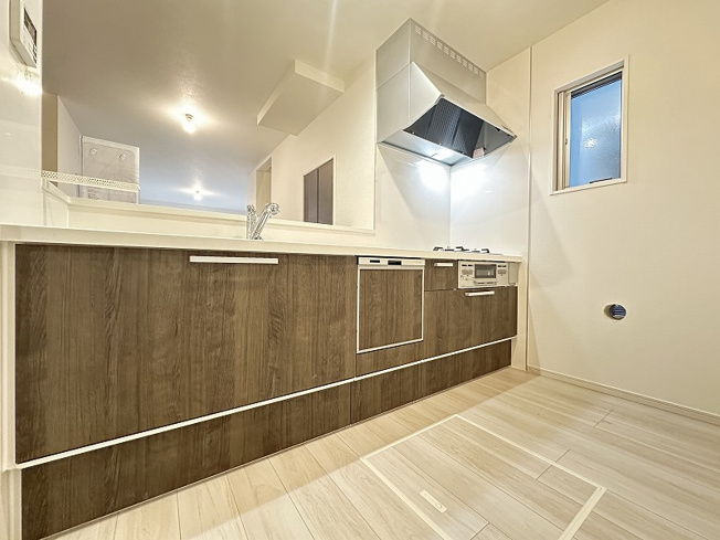 【キッチン】 | 志木市柏町1丁目　新築一戸建住宅　全2棟　(志木本店) | 採光・換気に配慮した窓付きキッチン