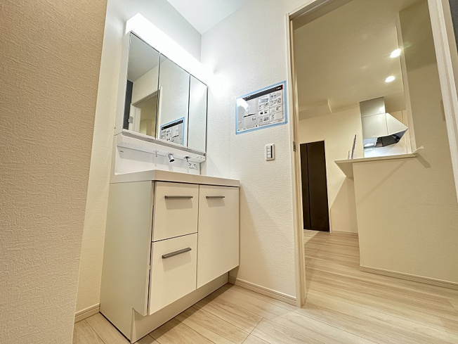 【独立洗面台】 | 志木市柏町1丁目　新築一戸建住宅　全2棟　(志木本店) | 収納力のある三面鏡洗面台