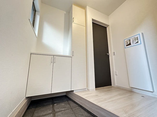 【玄関】 | 志木市柏町1丁目　新築一戸建住宅　全2棟　(志木本店) | 玄関に埋込収納を設け、すっきりとした空間を実現