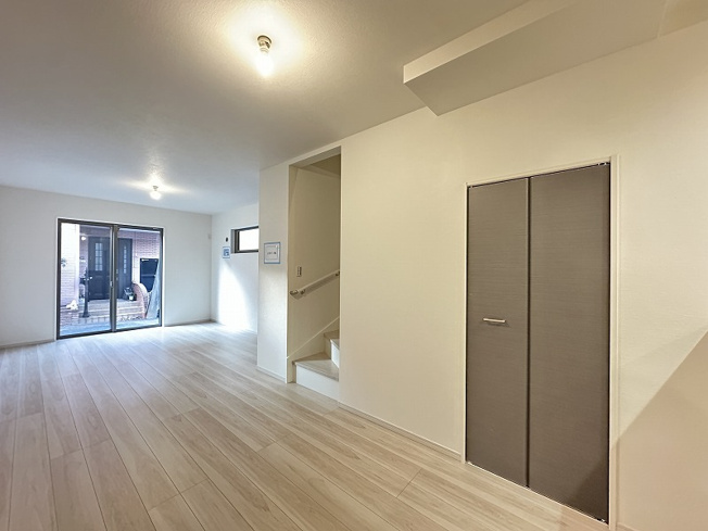 【居間・リビング】 | 志木市柏町1丁目　新築一戸建住宅　全2棟　(志木本店) | 家族の気配を感じながら過ごせるリビングイン階段