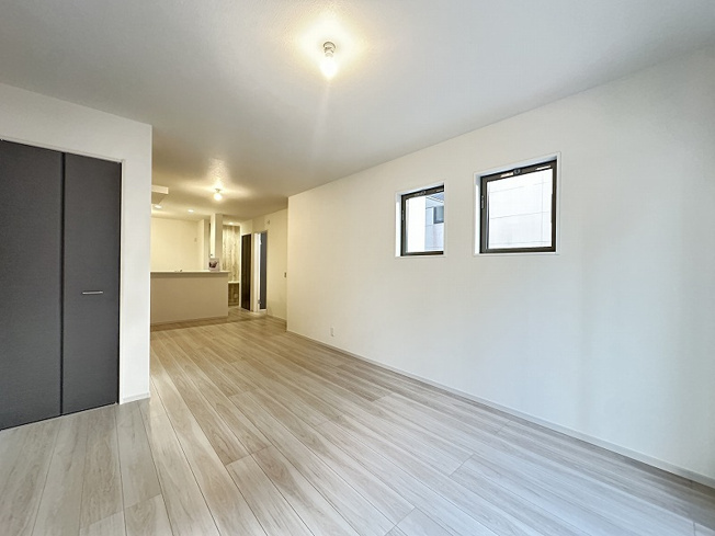 【居間・リビング】 | 志木市柏町1丁目　新築一戸建住宅　全2棟　(志木本店) | 約17.87帖の広々としたLDK