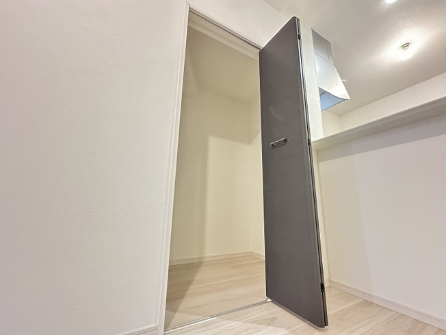 【居間・リビング】 | 志木市柏町1丁目　新築一戸建住宅　全2棟　(志木本店) | リビング収納を備えた住まい