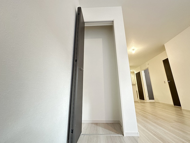 【居間・リビング】 | 志木市柏町1丁目　新築一戸建住宅　全2棟　(志木本店) | 家族共有で使えるリビング収納