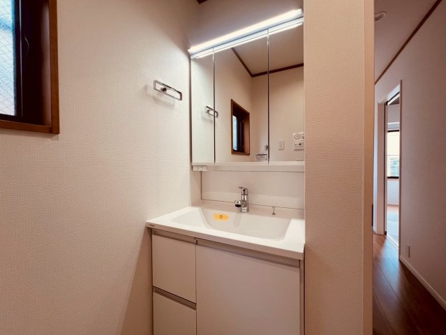 【独立洗面台】 | 練馬区南大泉４丁目　中古戸建て | 快適な身支度と整理整頓を両立する三面鏡洗面化粧台