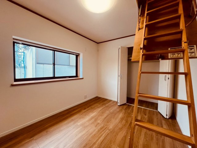 【洋室】 | 練馬区南大泉４丁目　中古戸建て | 光と風を感じる洋室で、洗練された暮らしを実現します