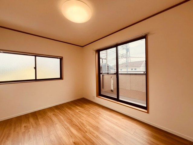 【洋室】 | 練馬区南大泉４丁目　中古戸建て | 広さと明るさを両立させ、日々の暮らしにゆとりと快適さを提供