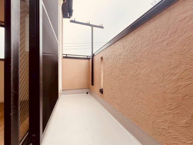 【バルコニー】 | 練馬区南大泉４丁目　中古戸建て | 陽当たり良好な南面バルコニーは、洗濯物もよく乾きます