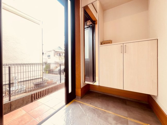 【玄関】 | 練馬区南大泉４丁目　中古戸建て | 光が差し込む明るい玄関は、来訪者を温かく迎えられる空間