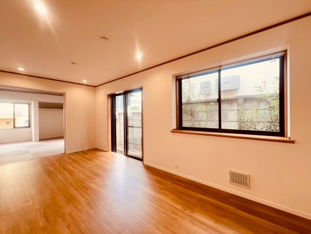 【居間・リビング】 | 練馬区南大泉４丁目　中古戸建て | 洗練されたデザインと開放感が調和する、上質なLDK空間