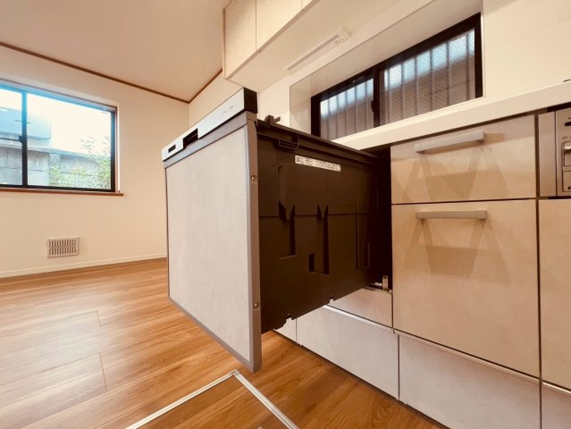 【キッチン】 | 練馬区南大泉４丁目　中古戸建て | 節水効果も期待できる食洗機付きで、家計にも環境にも優しい設備