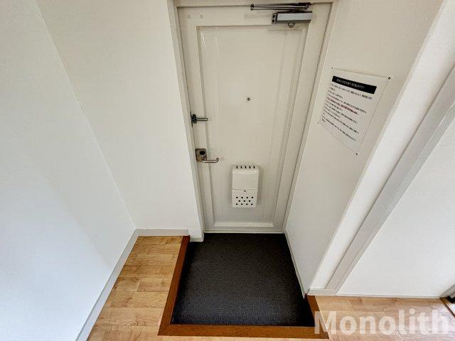 鶴山台13号棟の玄関