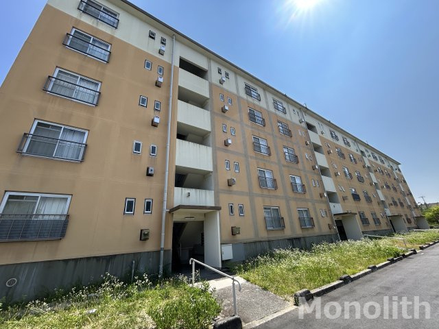 鶴山台13号棟の外観