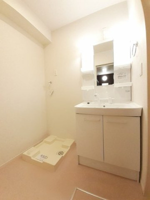 【洗面所】 | ルシール　名東Ａ | 明るい洗面所です