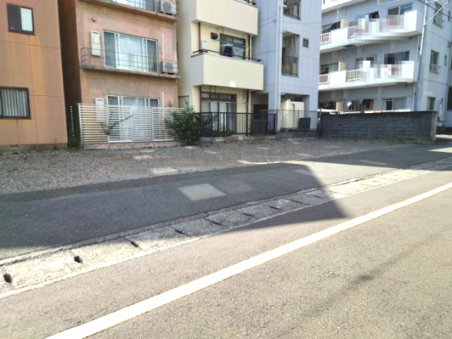 売土地　静岡市駿河区稲川３丁目の前面道路含む現地写真