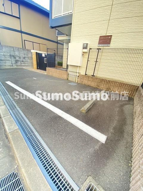 レオパレスあまがさき駅近の駐車場|駐車場に車を止められます