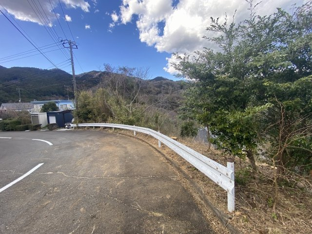 宇佐美みのりの村の前面道路含む現地写真
