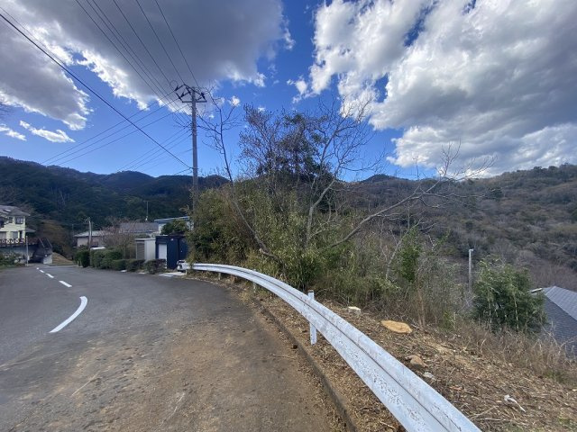 宇佐美みのりの村の前面道路含む現地写真
