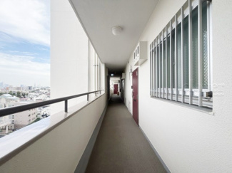 【その他共用部分】 | マンションの共用廊下です。きれいに清掃されています。周囲のお部屋の様子も、ぜひ伺ってみてください。～即日のご見学可能～　お問合せはお気軽にどうぞ。
