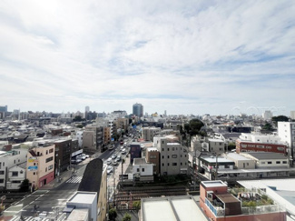 【展望】 | 眼前に広がる空の雄大さと、このお部屋の自慢の一つである「眺望」をご覧ください。毎日、この景色を独り占めできる新生活に夢が広がります。～即日のご見学可能～　お問合せはお気軽にどうぞ。
