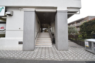 【エントランス】 | お客様を、そして住人を出迎えてくれるマンションのエントランス。ゴミが落ちていないことからも、管理状態の良さや住民の節度の高さが見て取れます。～即日のご見学可能～　お問合せはお気軽にどうぞ。
