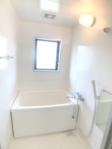 ガーデンヒルズの浴室|別部屋反転間取のお写真になります。参考にご覧くださいませ。