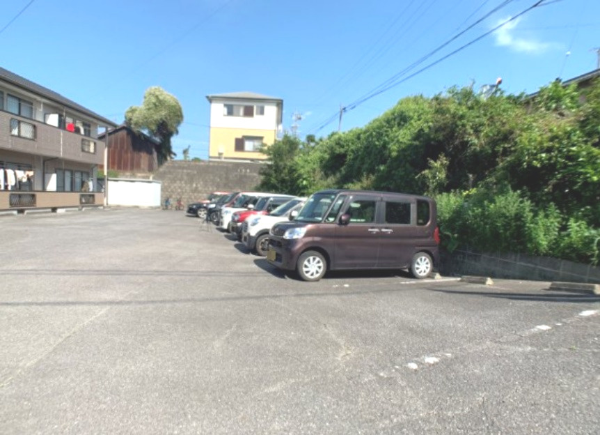 ガーデンヒルズの駐車場