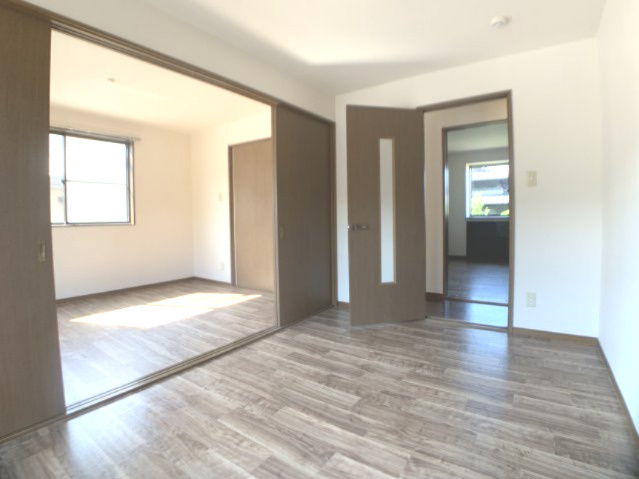 ガーデンヒルズの居間・リビング|別部屋反転間取のお写真になります。参考にご覧くださいませ。