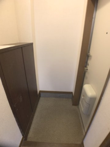 ガーデンヒルズの玄関|別部屋反転間取のお写真になります。参考にご覧くださいませ。