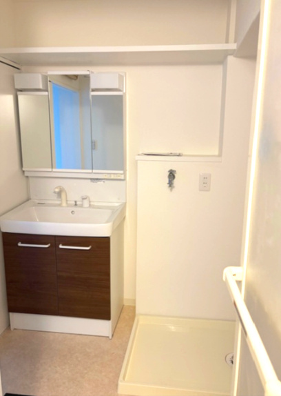 ベルヴィル朝霧の独立洗面台|洗面室も広々♪洗面台もリフォーム済み♪

