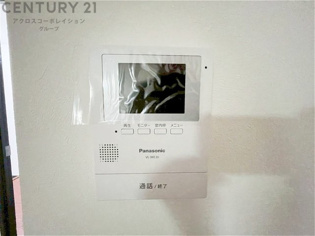 訪問者が来たときにテレビ画面で確認できるため、安心してドアを開けられます。録画機能があるものもあり、留守中に来訪者を記録しておくことができます。利便性が高く、セキュリティ面でも安心です
