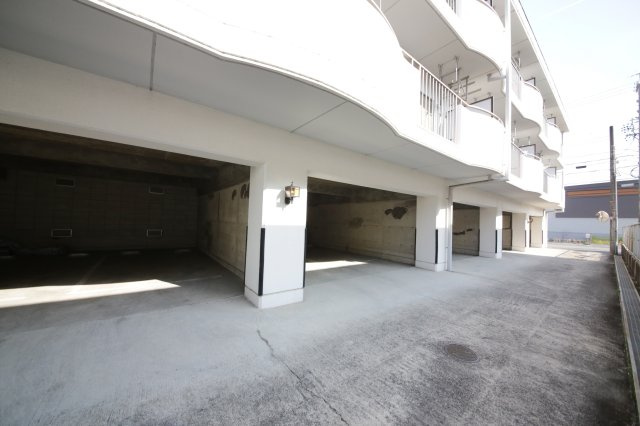 ジュネス青山の駐車場