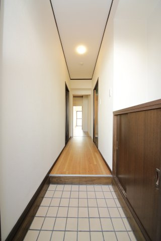 ジュネス青山の玄関