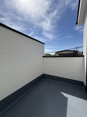 SUNSET BLOCK TSUJIDO EAST – 海辺と陽光を楽しむ家のバルコニー