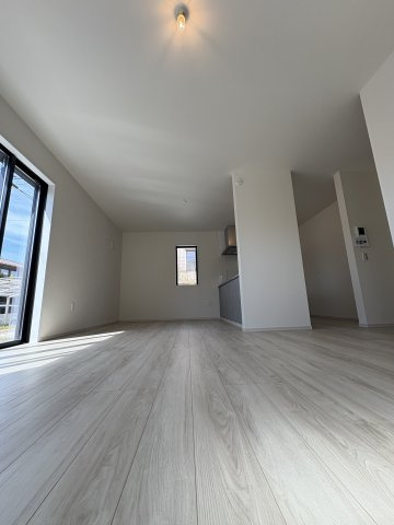 SUNSET BLOCK TSUJIDO EAST – 海辺と陽光を楽しむ家の居間・リビング