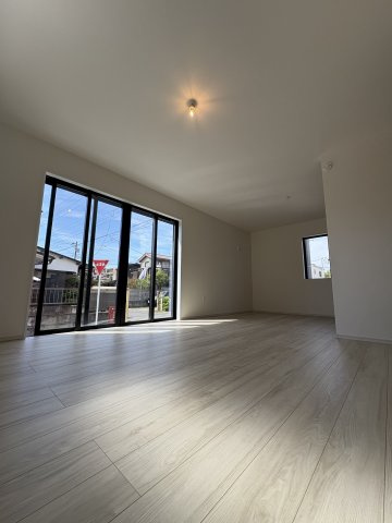 SUNSET BLOCK TSUJIDO EAST – 海辺と陽光を楽しむ家の居間・リビング