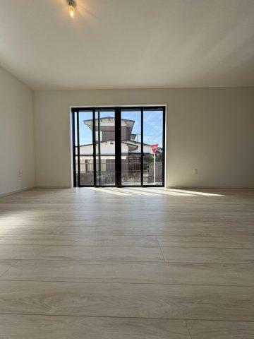 SUNSET BLOCK TSUJIDO EAST – 海辺と陽光を楽しむ家の居間・リビング