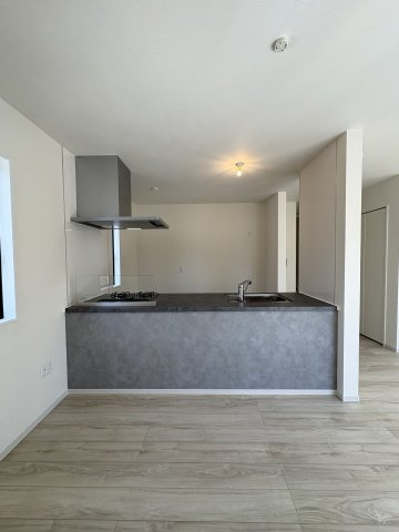 SUNSET BLOCK TSUJIDO EAST – 海辺と陽光を楽しむ家の居間・リビング