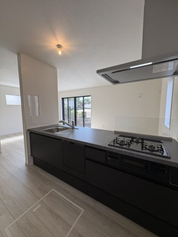 SUNSET BLOCK TSUJIDO EAST – 海辺と陽光を楽しむ家のキッチン