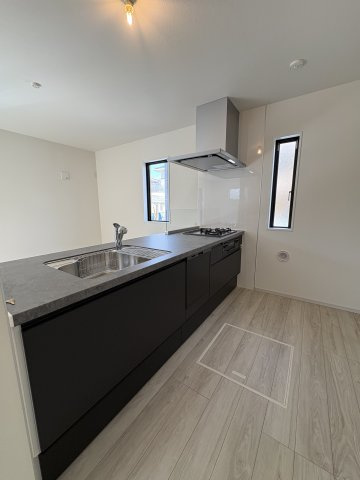 SUNSET BLOCK TSUJIDO EAST – 海辺と陽光を楽しむ家のキッチン