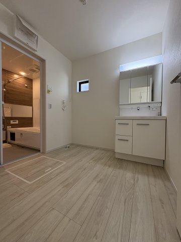 SUNSET BLOCK TSUJIDO EAST – 海辺と陽光を楽しむ家の洗面所