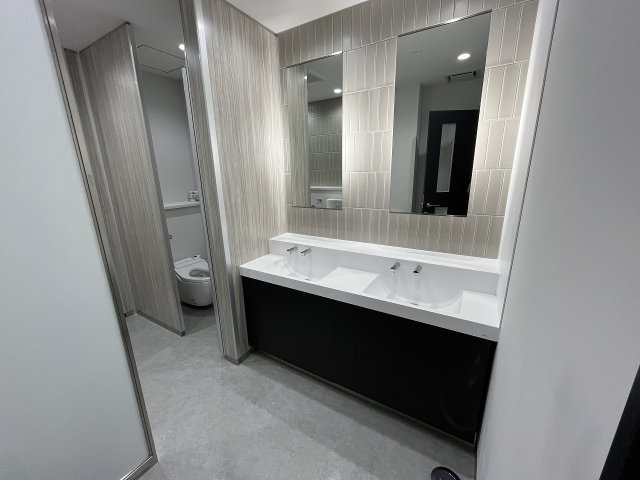 大阪市中央区難波千日前の事務所の独立洗面台