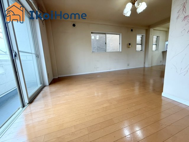 明石市岬町　中古戸建の居間・リビング|【ホームページに現地動画掲載中】●年中無休：当日予約可●床・クロス・トイレ・洗面台交換でスッキリ♪