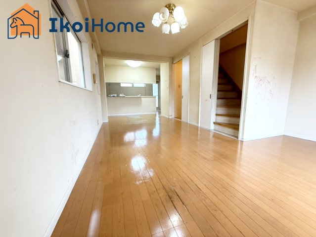 明石市岬町　中古戸建の居間・リビング|【ホームページに現地動画掲載中】●年中無休：当日予約可●人気の対面キッチン！