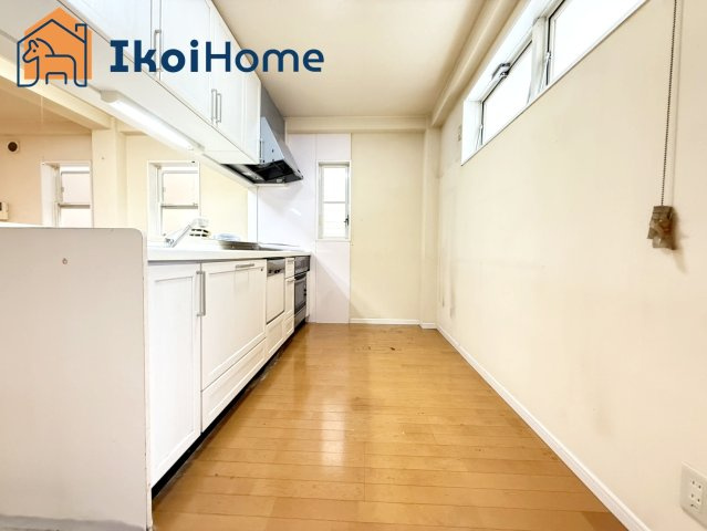 明石市岬町　中古戸建のキッチン|【ホームページに現地動画掲載中】●年中無休：当日予約可●キッチンには小窓あり通風良好！