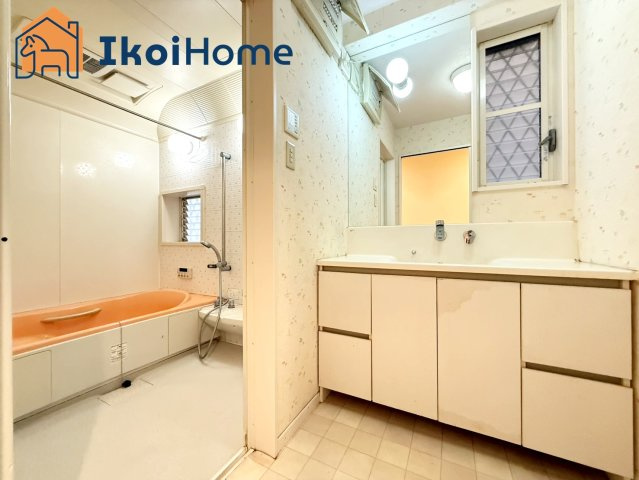 明石市岬町　中古戸建の洗面所|【ホームページに現地動画掲載中】●年中無休：当日予約可●洗面室は小窓があり通気換気良好です！